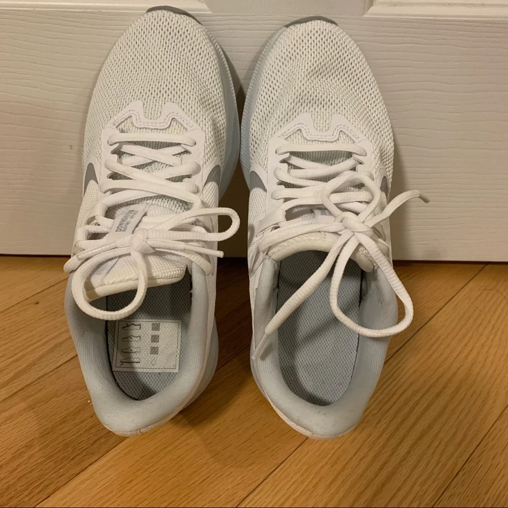 Nike - White Running Shoes - Picture 2 of 4